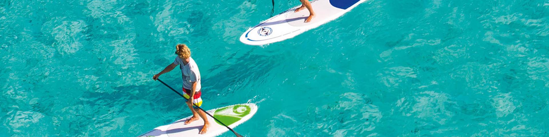 Deux personnes faisant du paddle