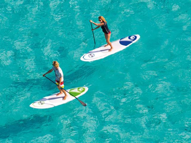 Deux personnes faisant du paddle