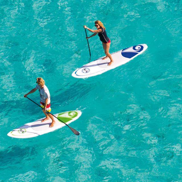 Deux personnes faisant du paddle