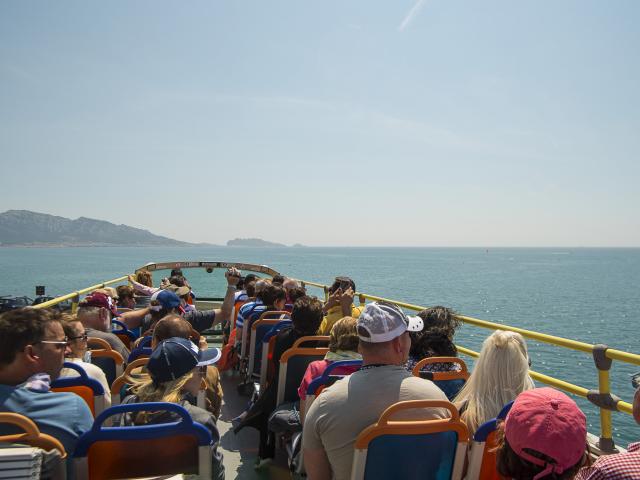 touristes visitant Marseille dans un bus a étage, bord de mer