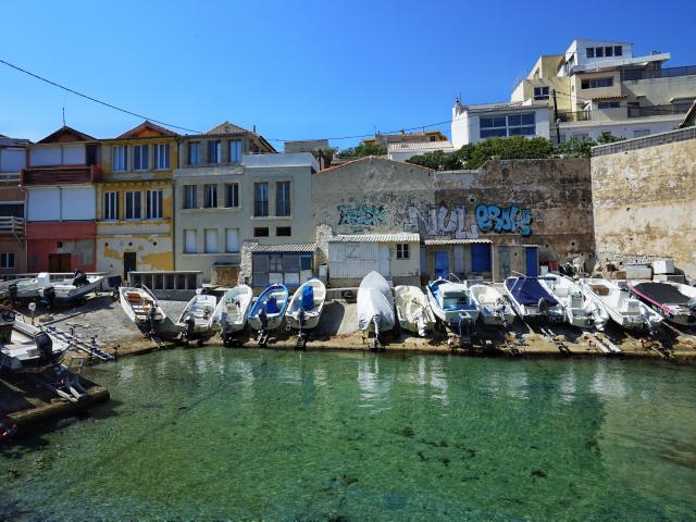 Bateaux et cabanons devant le petit port de Malmousque à Marseille
