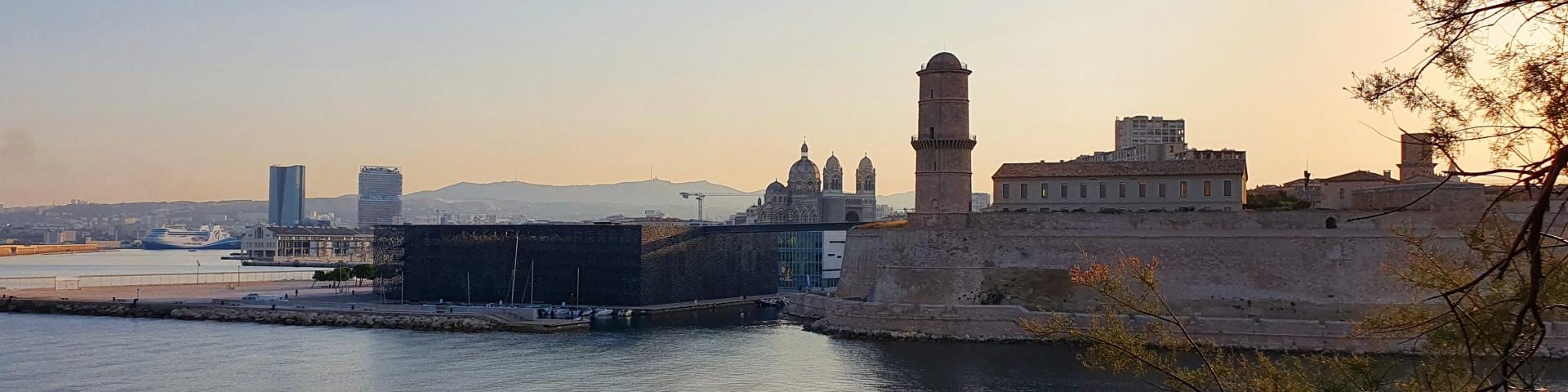 Entrée du Vieux-Port, vue sur le Mucem et le Fort St Jean