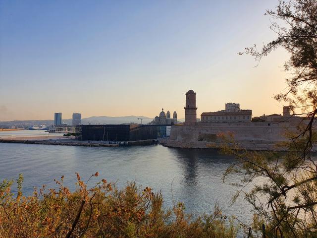 Entrée du Vieux-Port, vue sur le Mucem et le Fort St Jean