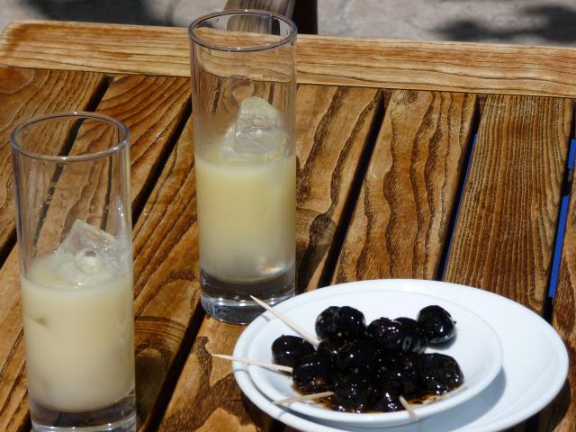 verres de Pastis et olives noires pour apéritif