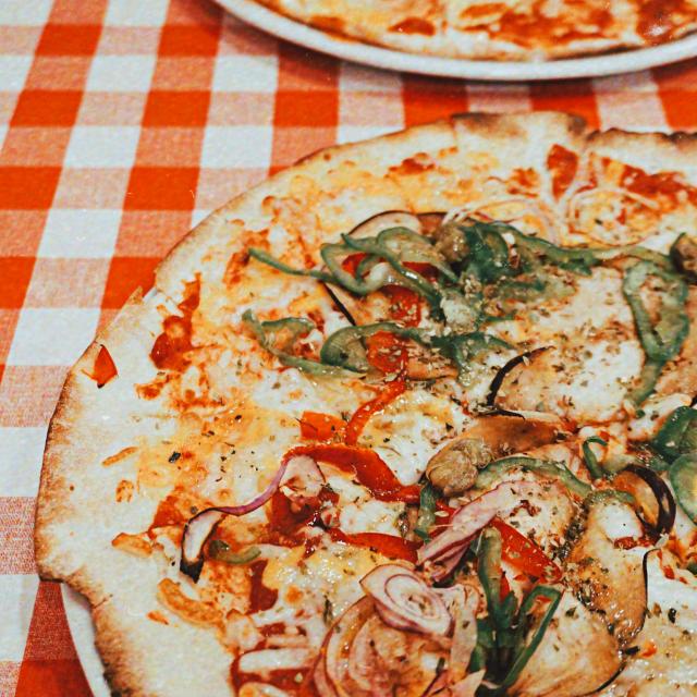 Pizza présentées sur une table dans un restaurant