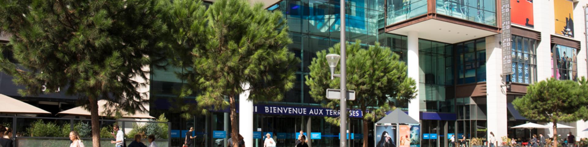 Extérieur du centre commercial les Terrasses du Port à Marseille