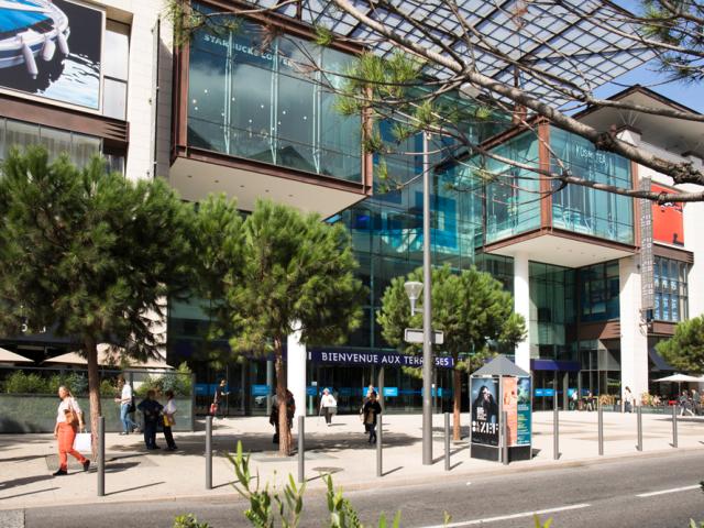 Extérieur du centre commercial les Terrasses du Port à Marseille