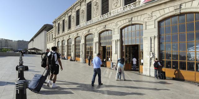 Voyageurs dur l'esplanade de la Gare Saint-Charles à Marseille