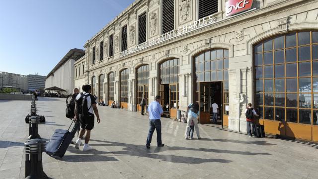 Voyageurs dur l'esplanade de la Gare Saint-Charles à Marseille