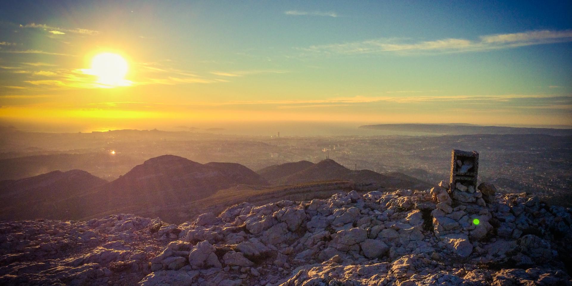Vue sur Marseille depuis le sommet du Garlaban au coucher de soleil