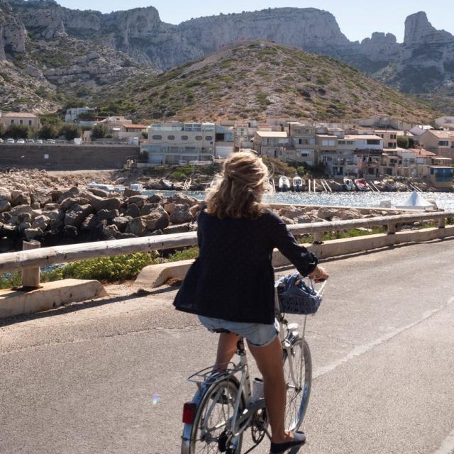 Balade à vélo dans le quartier des Goudes à Marseille