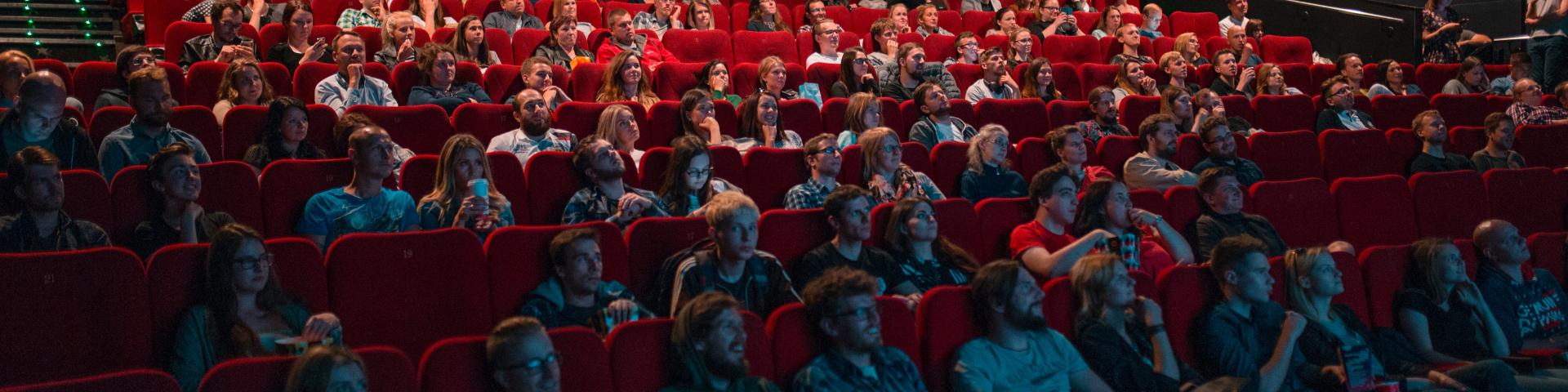 Salle de cinéma avec des spectateurs