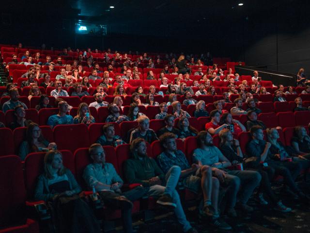 Salle de cinéma avec des spectateurs