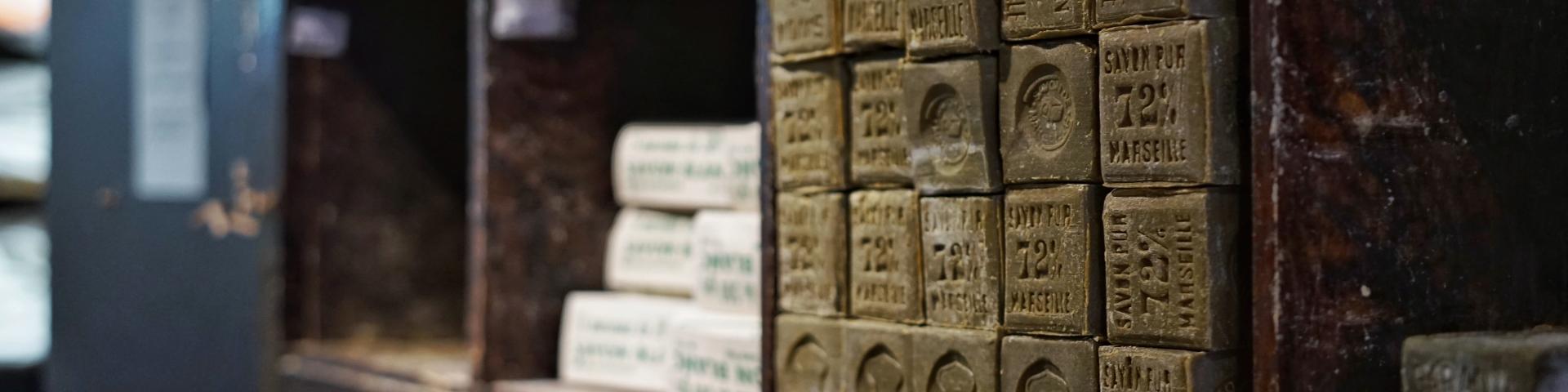 Vieux savon de Marseille empillés sur une étagère