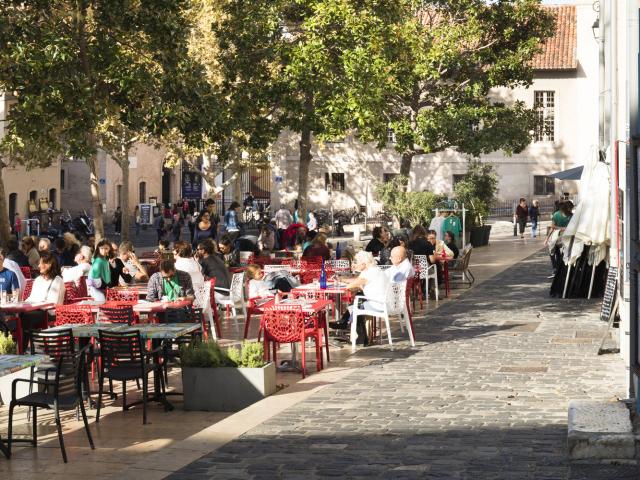 terrasse de café sur la place devant la Vieille Charité, quartier du Panier à Marseille