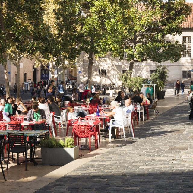 terrasse de café sur la place devant la Vieille Charité, quartier du Panier à Marseille