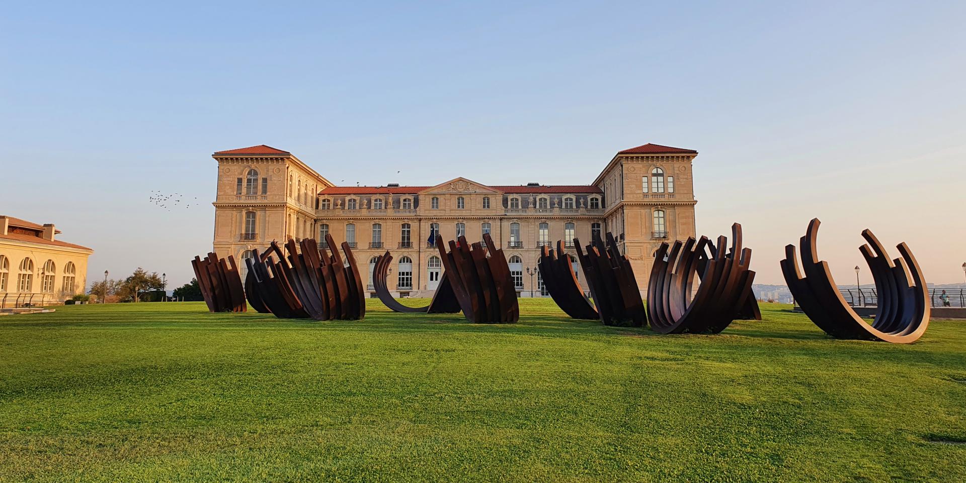 Palais du Pharo et sculpture de Bernar Venet