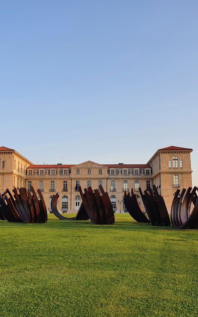 Palais du Pharo et sculpture de Bernar Venet