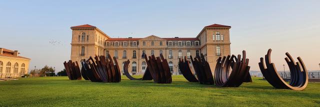 Palais du Pharo et sculpture de Bernar Venet