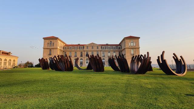 Palais du Pharo et sculpture de Bernar Venet