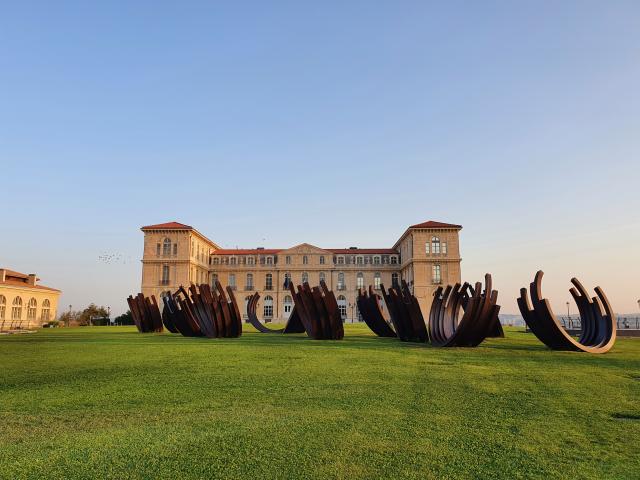 Palais du Pharo et sculpture de Bernar Venet