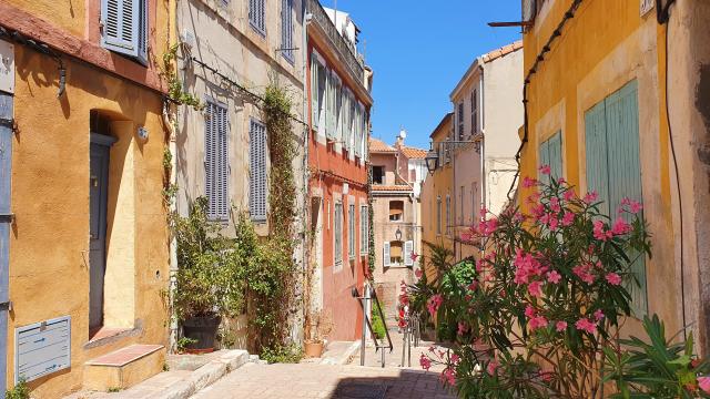 Ruelle fleurie dans le Quartier du Panier