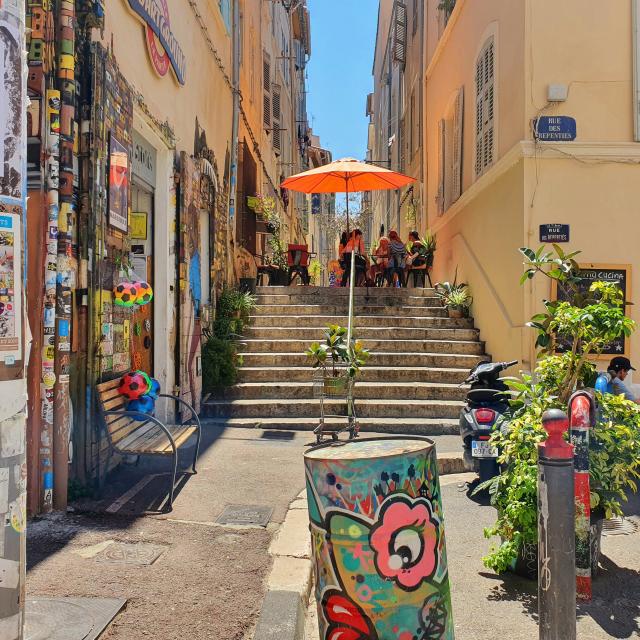 Ruelle colorée et Street art dans le quartier du Panier