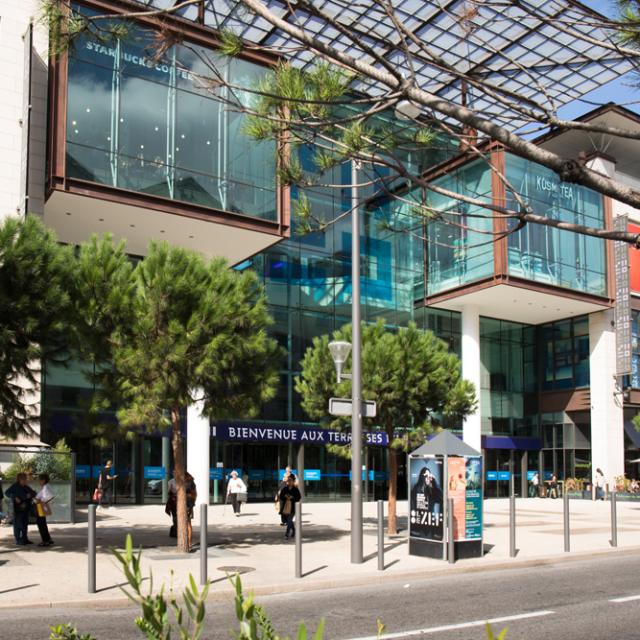 Extérieur du centre commercial les Terrasses du Port à Marseille