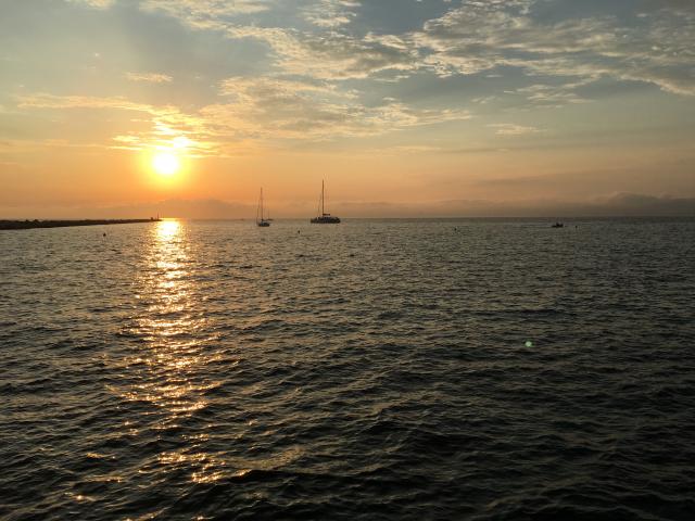Vue sur la mer et les bateaux face au coucher de solei