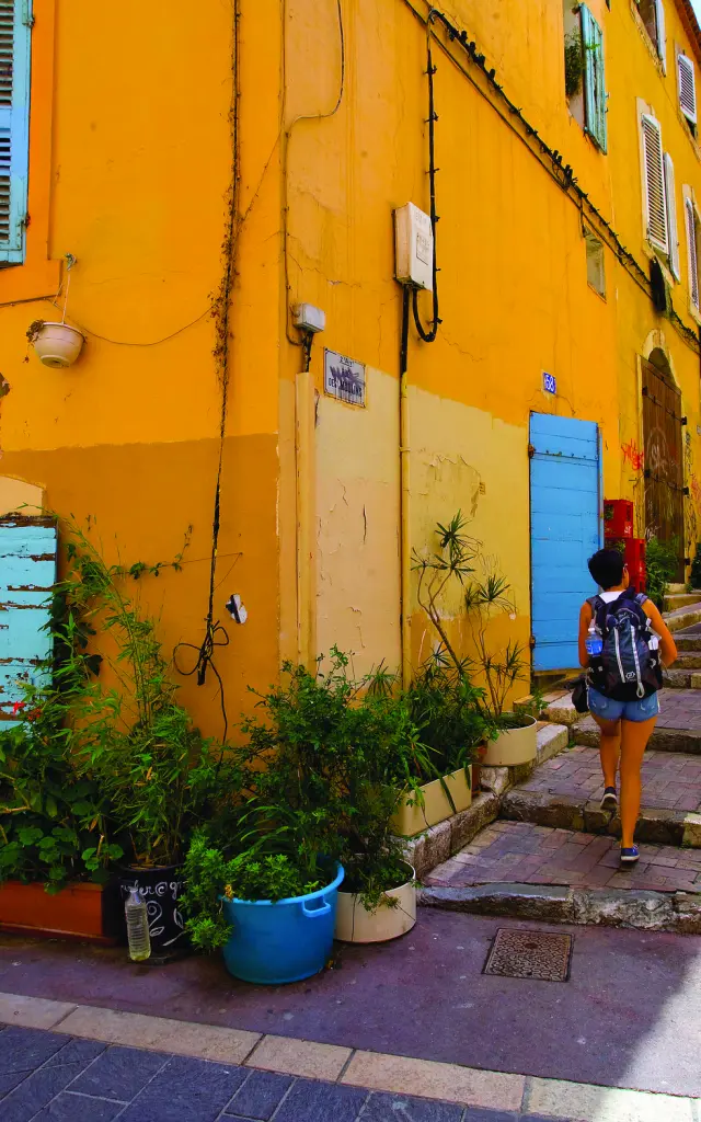 Una callejuela verde y colorida en el barrio marsellés de Panier