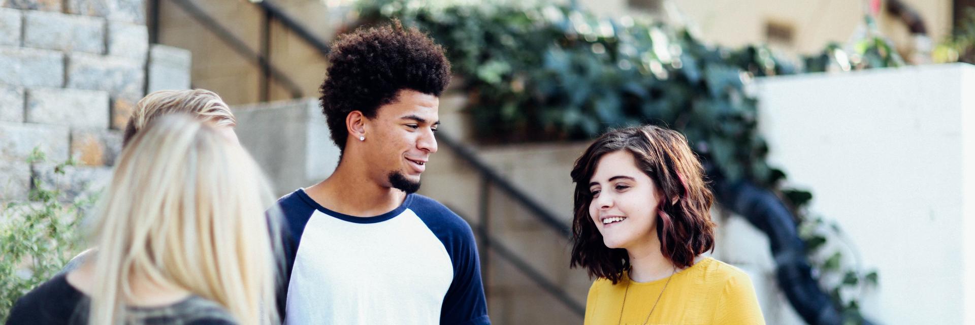 Jeunes qui discutent devant une auberge de jeunesse