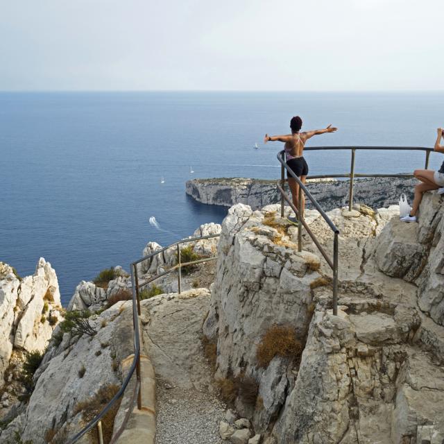 Belvédaire de sugiton dans les Calanques de Marseille, personne qui prend des photos