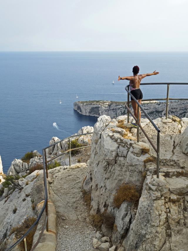 Belvédaire de sugiton dans les Calanques de Marseille, personne qui prend des photos