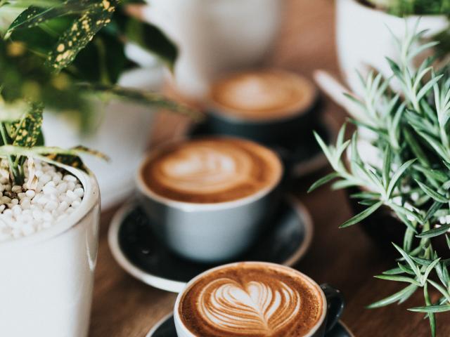 Tasses de café avec mousse sur une table en bois