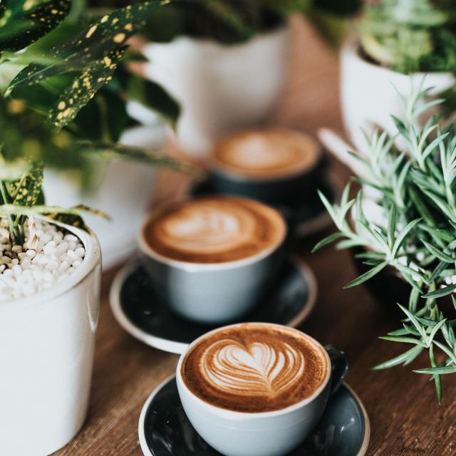 Tasses de café avec mousse sur une table en bois