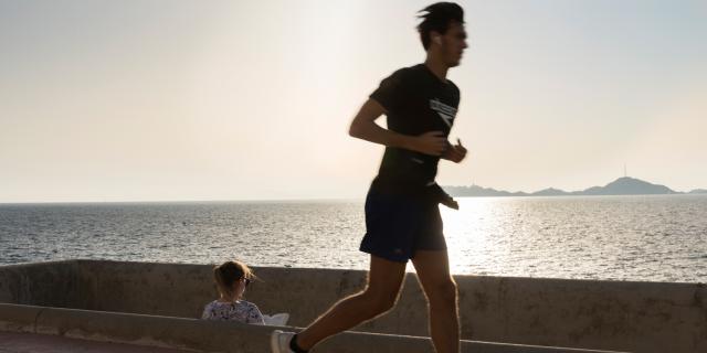 Homme qui fait le jogging en bord de Mer, sur la Corniche Kennedy à Marseille