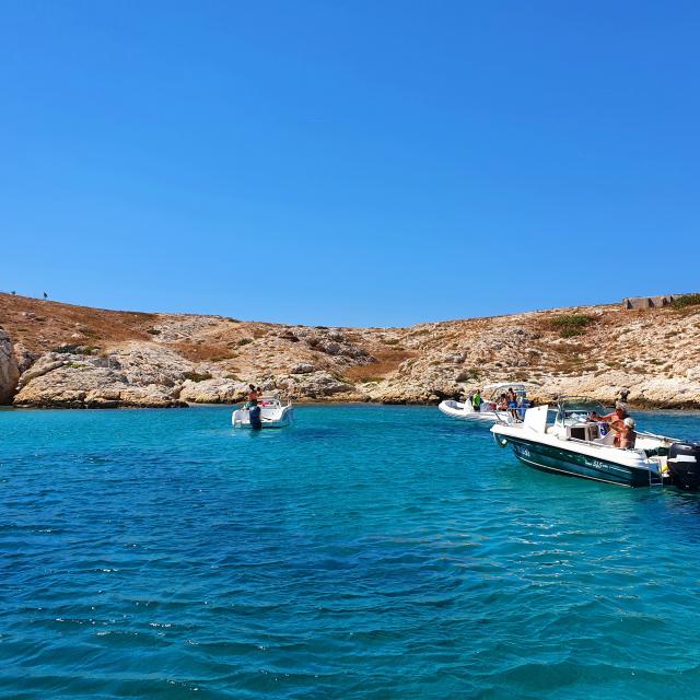 bateaux amarrés proche de l'île du Frioul