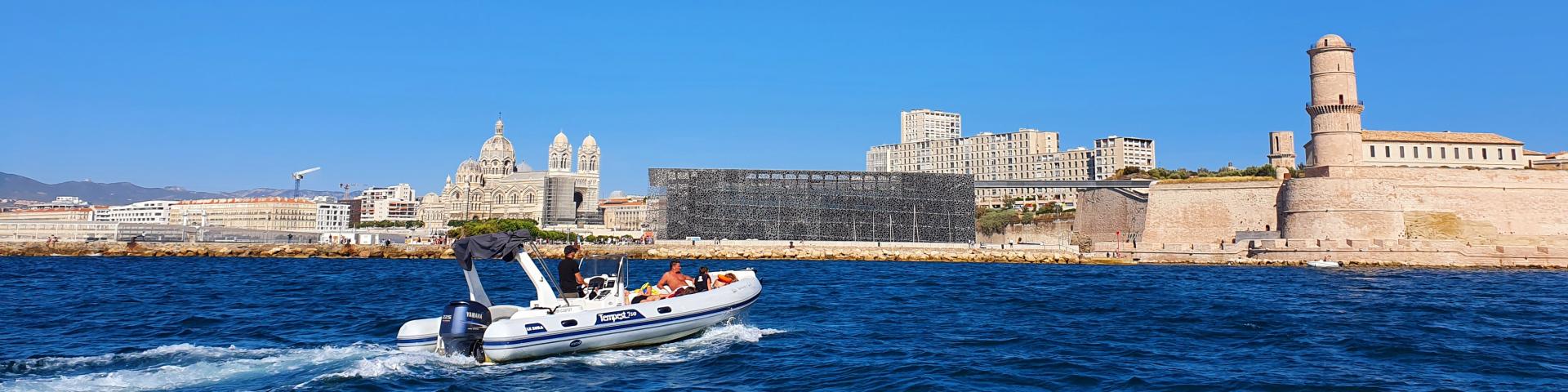 Entrée du Vieux Port, mucem, tour du fanal et Cathédrale de la Major