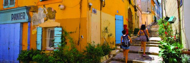 ruelle colorées et végétalisée du quartier du Panier à Marseille
