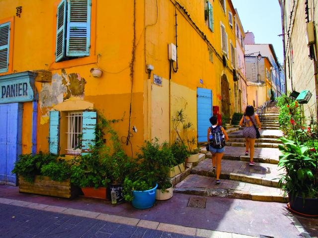 ruelle colorées et végétalisée du quartier du Panier à Marseille