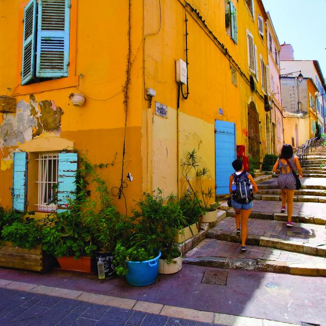 ruelle colorées et végétalisée du quartier du Panier à Marseille