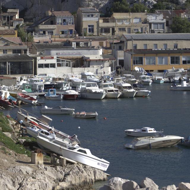 Bateaux et cabanons dans le port des Goudes