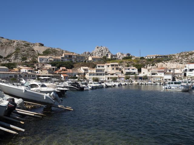 Petit Port et cabanons dans le quartier des Goudes à Marseille