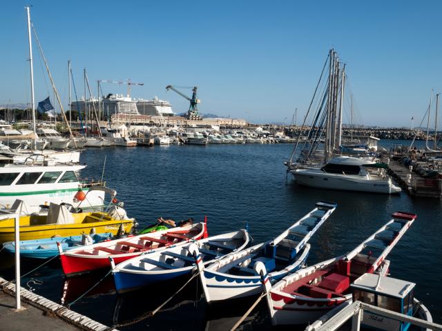 Bateaux traditionels de joutes dans le Port de l'Estaque à Marseille et paquebots de croisière en arrieèe plan