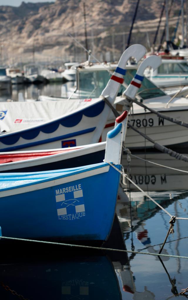 Bateaux traditionnels dans le port du quartier de l'Estaque à Marseille