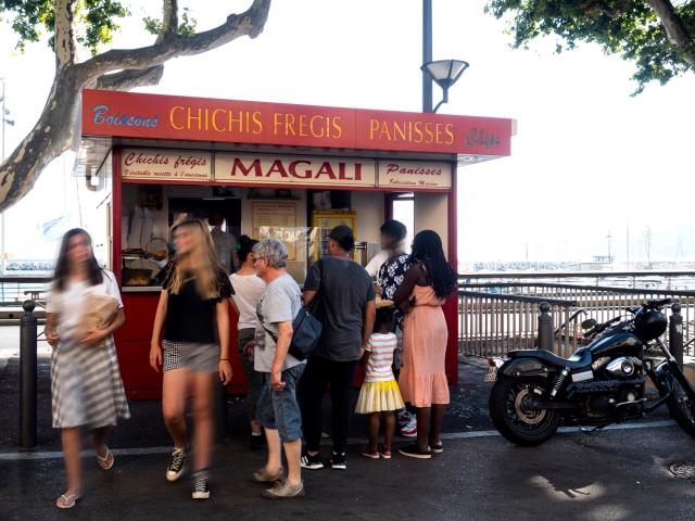 Baraque de panisses et chichis fregis Chez Magali dans le quartier de l'Estaque à Marseille