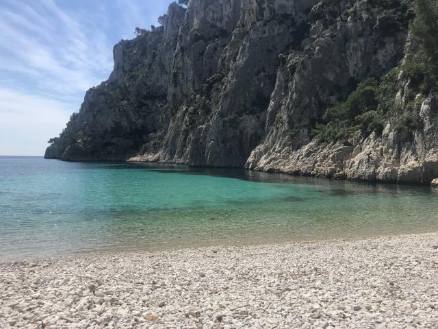 Plage et eau turquoise dans la calanque d'En Vau dans le Parc National des Calanques à Marseille