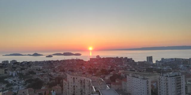 Coucher de soleil vu depuis Notre-Dame de la Garde à Marseille