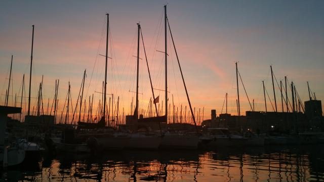 Vieux Port coucher de Soleil avec mâts des bateaux
