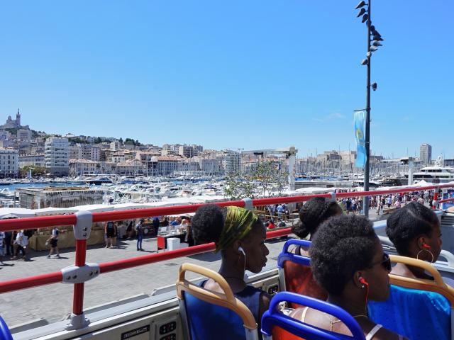 touristes visitant Marseille à bord d'un bus à étage, Vieux Port